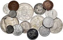 Lote de 16 monedas extranjeras de diferentes países, 8 de plata. A EXAMINAR . MBC-/EBC+. Est...80,00.