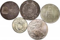 Lote de 5 monedas extranjeras de plata, Estados Unidos 1 dollar 2008, Panamá 1/2 balboa 1966 y Venezuela 10 bolivares 1973, 50 bolivares 1975 y 100 bo...