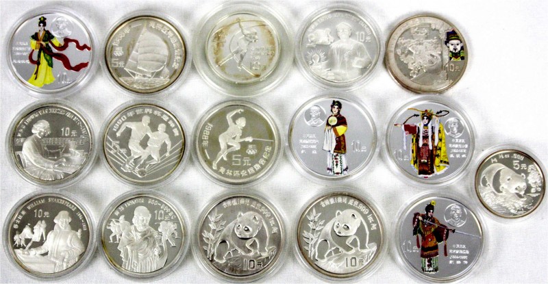 China
Lots der Volksrepublik China
16 Silbermünzen: 5 Yuan Panda 1994, 2 X 10 ...
