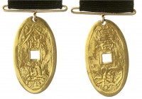 Japan
Bunkyu-Ära 1861-1863
GOLD-Amulett (18 Karat) nach Vorbild der 100 Mon Münzen von Ryukyu o.J.(1863). 27 X 16 mm, gelocht und angehängt an Chate...