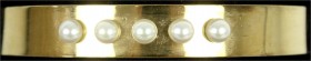 Colliers und Halsketten
Halsreif, Gelbgold 750/1000 mit zwei Scharnieren und 5 Zuchtperlen. 15 mm breit, Durchmesser 107 mm; 73,74 g.