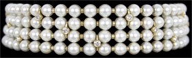 Colliers und Halsketten
Halsreif Gelbgold 750/1000 mit 184 Akoya-Zuchtperlen und 23 Brillanten (zu 2,07 ct). 23 X 110 X 105 mm; 97,72 g. Wiederbescha...