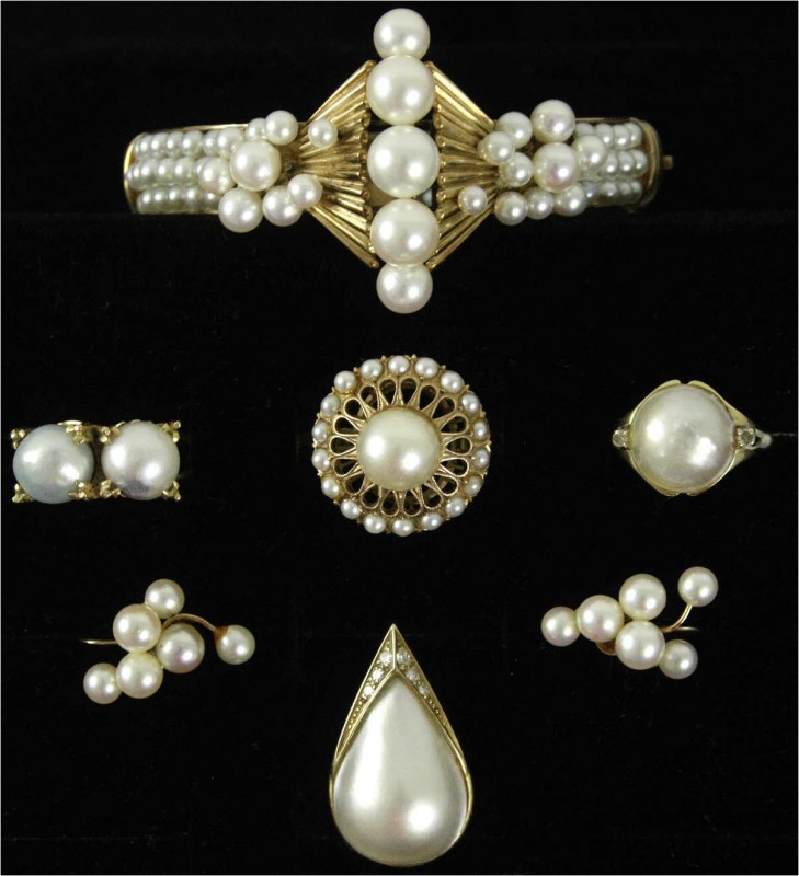 Ensembles
7 Teile Perlenschmuck: Armreif mit 126 Akoya-Perlen (Gelbgold 585/100...