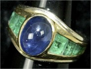 Fingerringe
Damenring Gelb-/Weissgold 750/1000 mit ovalem Saphir und 8 Smaragden (einer beschädigt). Ringgröße 15. 6,96 g.