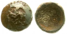 Germanische Kelten
Vindeliker
Bronze- "Regenbogenschüsselchen", 1. Jh. v. Chr. Typ Vogelkopf im Kranz/Torques um 6 als Dreieck angeordnete Kugeln. 4...