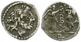 Römische Republik
T. Cloulius, 98 v.Chr.
Quinar 98 v.Chr. Jupiterkopf n.r., l.R/Victoria steht n.r., bekränzt Tropaion und darunter sitzenden Gefang...