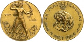 Drittes Reich
Niederländ. Bronzemedaille 1945 von W. a.d. Ende des 2. Weltkrieges. Löwe zerschlägt Hakenkreuz/personifizierte Freiheit. 60 mm. vorzüg...