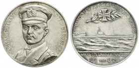 Erster Weltkrieg
Silbermedaille o.J. v. Lauer, auf Kapitänleutnant Otto Weddigen. Brb. mit Mütze v.v./EK über U-Boot. 33 mm, 18,59 g. vorzüglich