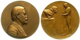Medicina in Nummis
Personenmedaillen
Bronzemedaille 1906 von Schwerdtner. A.s. 50. Geburtstag. Brb. Freuds r./Ödipus steht vor der Sphinx. 60 mm. vo...