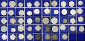 Zusammenstellungen/Lots
Sammlung auf 2 Schubern, 48 Münzen: Anhalt bis Württemberg. 9 X 5 Mark, 30 X 3 Mark, 9 X 2 Mark. Dabei bessere Typen. Besicht...
