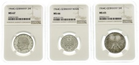 Kursmünzensätze
1 Pfennig - 5 Deutsche Mark, 1964-2001
Die 3 wichtigsten Münzen aus dem Satz 1964 G, in NGC-Blistern. 5 Mark (MS 65), 2 Mark Planck ...