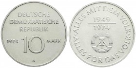 Gedenkmünzen der DDR
10 Mark Materialprobe in Silber 1974 A, 25 J. DDR vom Cu/Ni/Zn-Typ in AG 0,500 mit Randschrift. Stempelglanz
