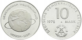 Gedenkmünzen der DDR
10 Mark Weltraumflug 1978 A, Materialprobe in Silber. 16,92 g. Auflage nur 16 Ex. Polierte Platte, in Kapsel, nur min. berührt, ...