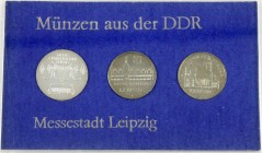 Gedenkmünzen der DDR
Themensatz Messestadt Leipzig, mit 10 Mark 1982 Neues Gewandhaus, 5 Mark 1984 Altes Rathaus und 5 Mark 1984 Thomaskirche. Im Bli...