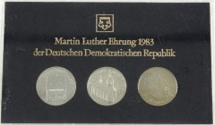 Gedenkmünzen der DDR
Themensatz Martin-Luther-Ehrung: 5 Mark 1983. Schloßkirche, Wartburg 1983 und Luthers Geburtshaus 1983 in Hartplastik mit schwar...