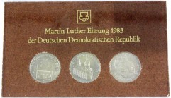 Gedenkmünzen der DDR
Themensatz Martin-Luther-Ehrung: 5 Mark 1983 Schloßkirche, Wartburg 1982 und Luthers Geburtshaus 1983 in Hartplastik mit braunem...