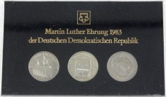 Gedenkmünzen der DDR
Themensatz Martin-Luther-Ehrung: 5 Mark 1983 Schloßkirche, Wartburg 1982 und Luthers Geburtshaus 1983 in Hartplastik mit schwarz...