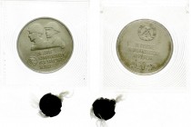 Gedenkmünzen der DDR
10 Mark Kampfgruppen mit Emblem auf Ärmel 1983, Materialprobe in Cu/Ni/Zn. Nummeriert und mit Inschrift Probe. Auflage nur 100 n...