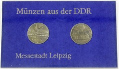 Gedenkmünzen der DDR
Themensatz Messestadt Leipzig: 5 Mark 1984 Thomaskirche und Altes Rathaus In Hartplastik mit blauem Inlett und Zertifikat. Origi...