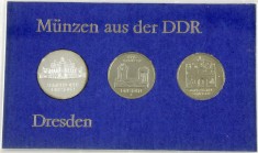 Gedenkmünzen der DDR
Themensatz Dresden mit 5 Mark 1985 Zwinger und Frauenkirche sowie 10 Mark Semperoper, in Hartplastik mit blauem Inlett. Original...