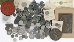 Sammlungen allgemein
Schachtel voller alter Münzen, Medaillen und Siegel. 2 röm. Antoniniane des Tacitus, über 130 byzantinische Münzen, England, Alt...
