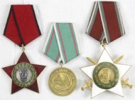 Bulgarien
Volksrepublik, 1946-1991
3 Ehrenzeichen: Stern des 9. Sept. 1944 in rot und in weiß (mit Schwertern), jeweils am Band, sowie Medaille des ...
