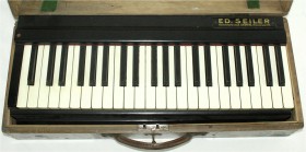 Musikartikel
Musikinstrumente
Klappbare Klaviatur (Klaviertastatur) des Herstellers Eduard Seiler, Liegnitz. Elfenbeintasten. Länge 126 cm. Im Holzk...