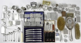 Silber
Großbritannien
Große Sammlung meist englischer Silber-Gegenstände, u.a. Tabatieren, eine Haarbürste, ein Messerset im Etui, Set emaillierter ...