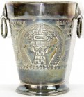 Silber
Mexiko
Sektkühler, Silber 900. Zwei Handhaben mit Löwenköpfen, Wandung getrieben mit aztekischer Darstellung. Höhe 16,5 cm; 401,33 g.