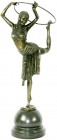 Skulpturen und Plastiken
Bronzeskulptur einer halbnackten Tänzerin im orientalisch anmutenden Kostüm auf einem Bein stehend, einen Ring haltend. Auf ...