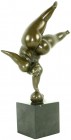 Skulpturen und Plastiken
Bronzeskulptur "abstrakte Rubensdame im Handstand auf Ball" auf Marmorsockel. Signiert Milo. Gesamthöhe 33 cm. Die Signatur ...