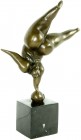 Skulpturen und Plastiken
Bronzeskulptur "abstrakte Rubensdame im Handstand auf Ball" auf Marmorsockel. Signiert Milo. Gesamthöhe 33 cm. Die Signatur ...