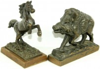Skulpturen und Plastiken
2 Bronzeguss-Skulpturen: Wildschwein und Pferd (auf Holzsockel). Höhe 16 cm und 19 cm.