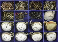 Uhren
Lots
Sortierkasten mit 9 meist alten Herrentaschenuhren, teils Silber, sowie ca. 17 Uhrenketten und ca. 40 Uhrenschlüsseln. Besichtigen. teils...