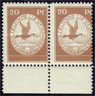 Deutschland
Deutsches Reich
20 Pf. Flugpostmarke Rhein/Main 1912, postfrische Kabinetterhaltung als waagerechtes Paar, rechte Marke mit Plattenfehle...