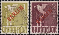 Deutschland
Berlin
1 M + 2 M Rotaufdruck 1949, zentrisch gestempelt, geprüft Schlegel BPP. Mi. 830,-€.