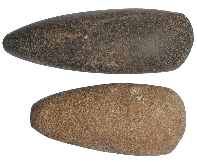 PREHISTORIA. Lote de dos hachas pulimentadas (5400-5000 a.C.). Roca metamórfica....