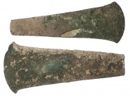 PREHISTORIA. Lote de dos hachas (ca. 2250-1550 a.C.). Bronce. Longitud 16,3 y 17,1 cm.