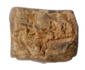 PRÓXIMO ORIENTE. MESOPOTAMIA. Tablilla (ca. 2400 a.C.). Terracota. Con escritura cuneiforme sumeria o acadia. Dimensiones 27 x 34 mm.