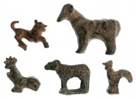 HISPANIA ANTIGUA. Iberorromano. Lote de cinco animales (II a.C. - II d.C.). Bronce. Figuras de dos gallos, dos carneros y felino. Longitud 1,9-4,1 cm.