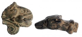 ROMA. Imperio Romano. Lote de dos objetos (I-IV d.C.). Bronce. Aplique con representación incierta y remate en forma felina. Longitud 3,2 y 4,6 cm.