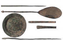 ROMA. Imperio Romano. Lote de seis instrumentos médicos y/o doméstidos (I-II d.C.). Bronce. Dos pinzas (vulsellae), cuchara (ligula), dos agujas y un ...