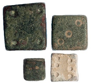 ROMA. Lote de cuatro dados (VI-VIII d.C.). Bronce y plomo. Dimensiones 9 x 8 mm ...