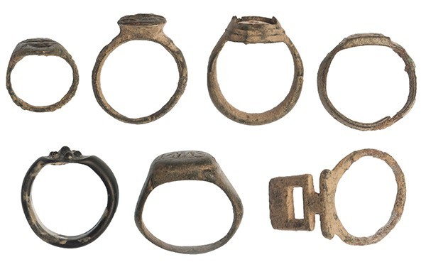 ROMA y BIZANCIO. Lote de siete anillos (III-IX d.C.). Bronce y pasta vítrea. Diá...