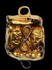 BIZANCIO. Elemento decorativo (VII-IX d.C.). Oro. Forma cúbica con representación de dos cabezas masculinas en cada cara. Dos arandelas en la parte su...