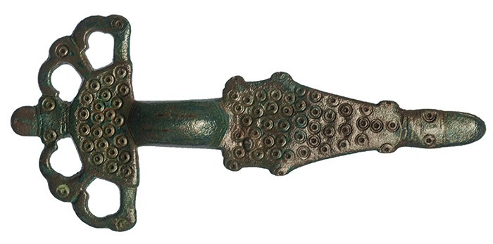 CULTURA GODA. Fíbula de arco y pie largo. Siglo V-VII d.C. Bronce. Longitud 14,3...