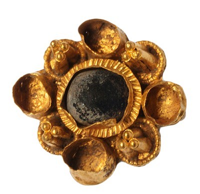 CULTURA GODA. VISIGODO. Aplique (VII-VIII d.C.). Oro. Con decoración de piedra c...