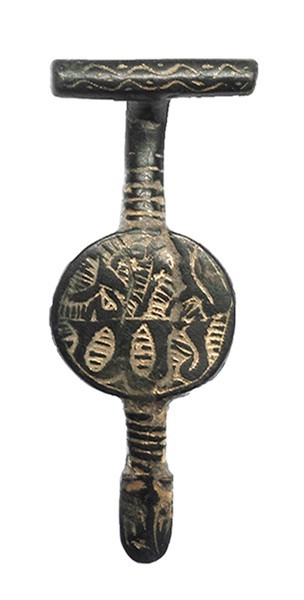 PERÍODO MEDIEVAL CRISTIANO. Fíbula (XIII-XV d.C.). Bronce y dorado. Con decoraci...