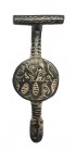 PERÍODO MEDIEVAL CRISTIANO. Fíbula (XIII-XV d.C.). Bronce y dorado. Con decoración con técnica de ataujía. Longitud 5,5 cm.