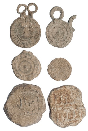 HISPANO-ÁRABE. Lote de seis objetos (VIII-X d.C.). Plomo. 3 amuletos, 2 precinto...